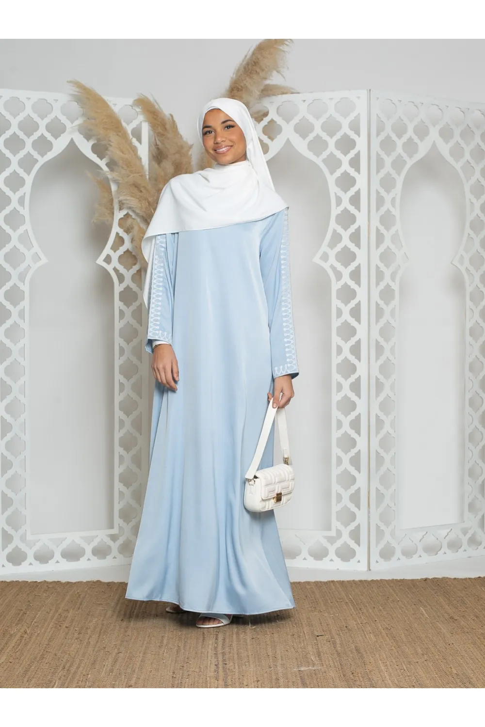 Vestido raso bordado azul cielo